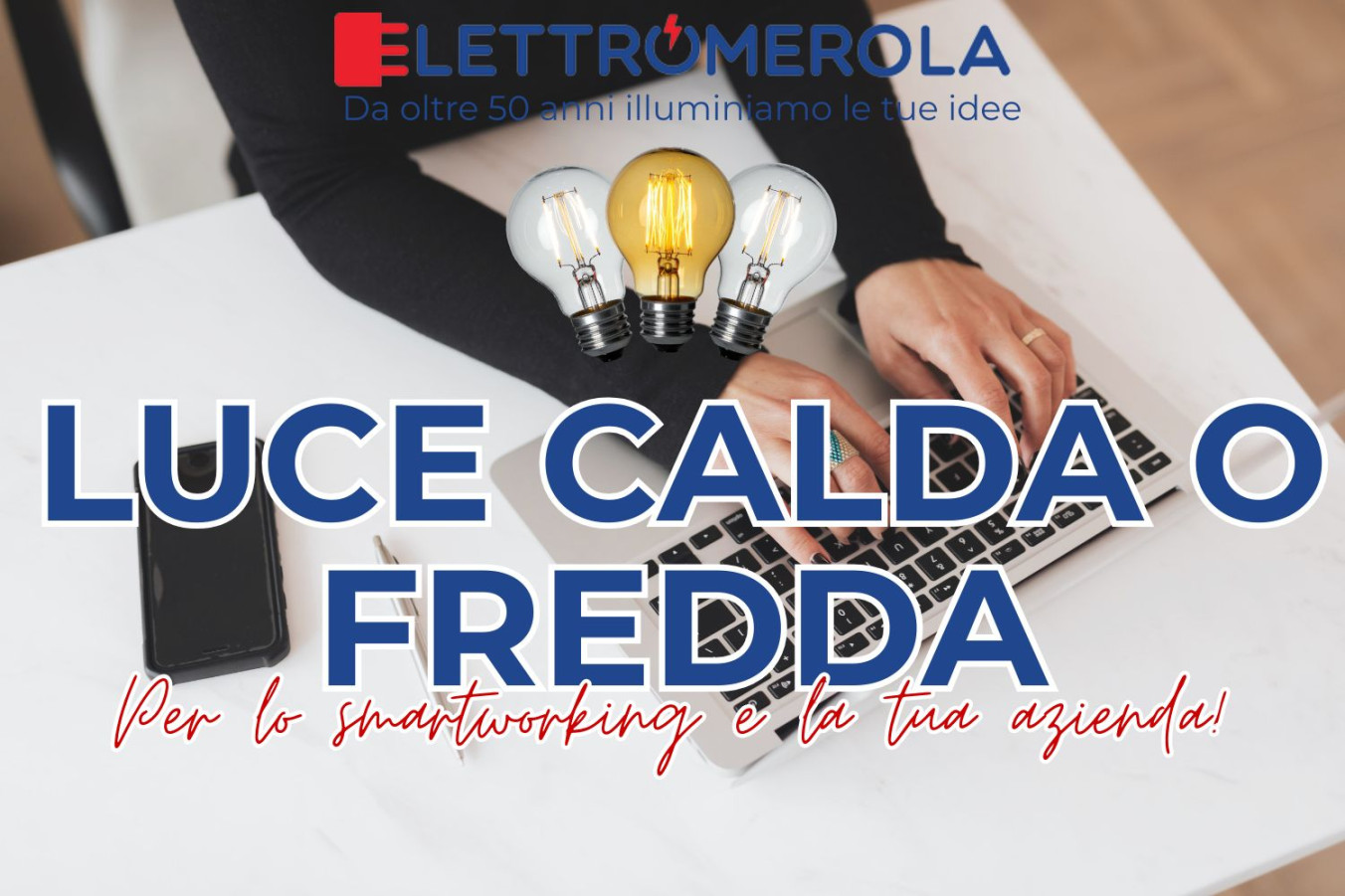 Persona che sta svolgendo l'attività di smartworking. in questa immagine si vedono solo le braccia (con maniche nere) e le mani.